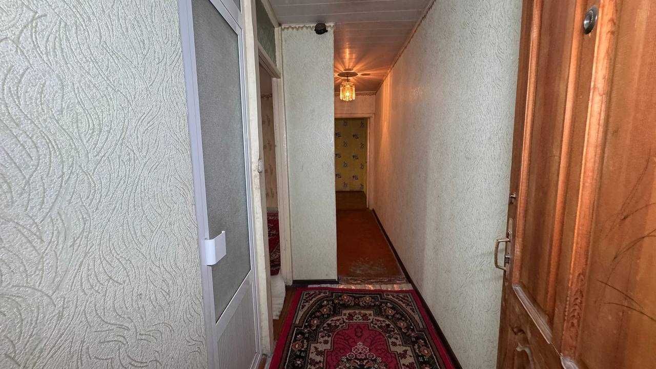 Фрунзиский Ойбек раддом 4 қават 2 қаватда 2 хонали сотилади.ID: 001113