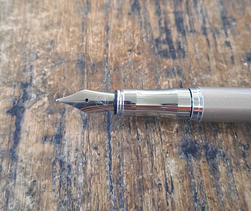 писалка Пеликан Pelikan бежова и сребрист метал в кутия