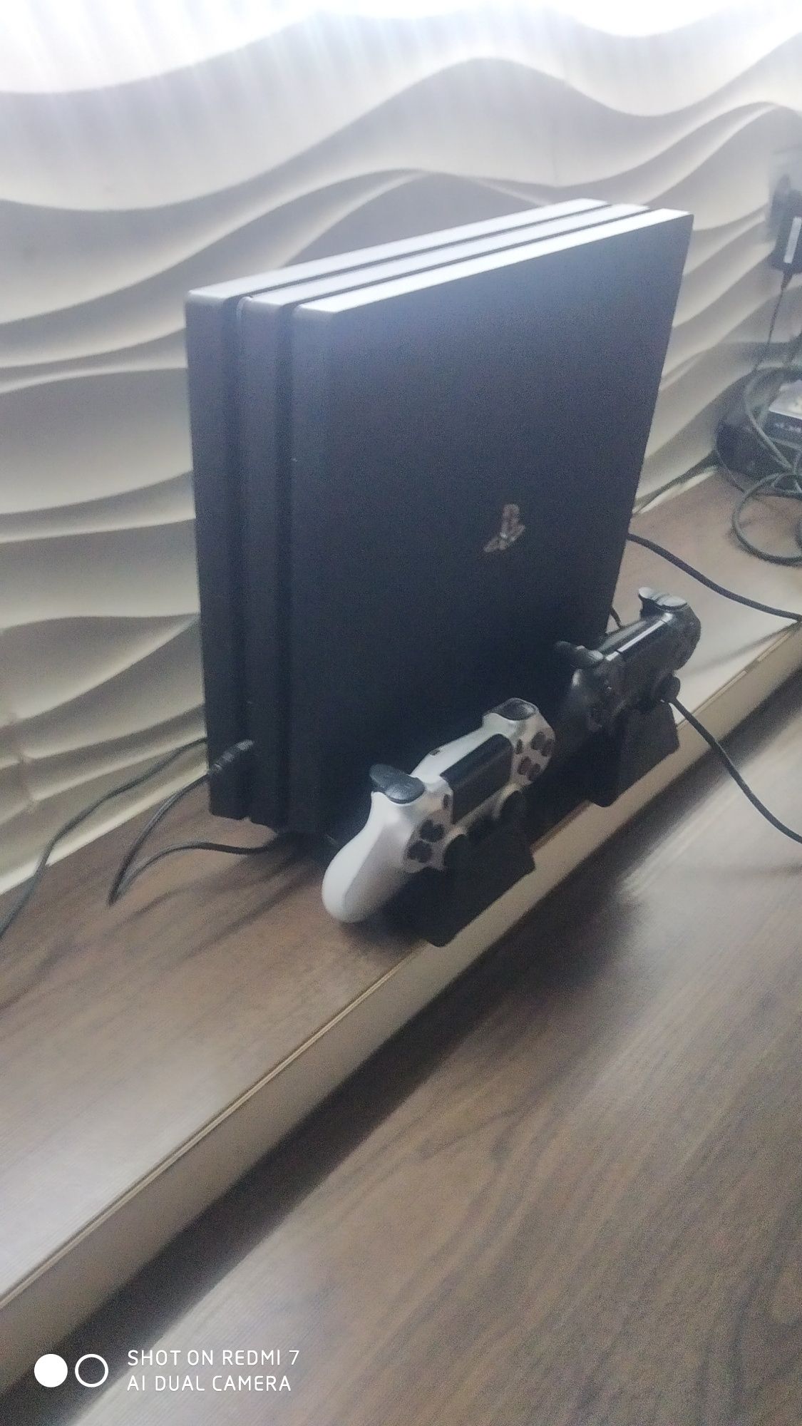 PlayStation 4pro diskavodli tuliq uyinlari bilan sotiladi.Xotirasi 1tb