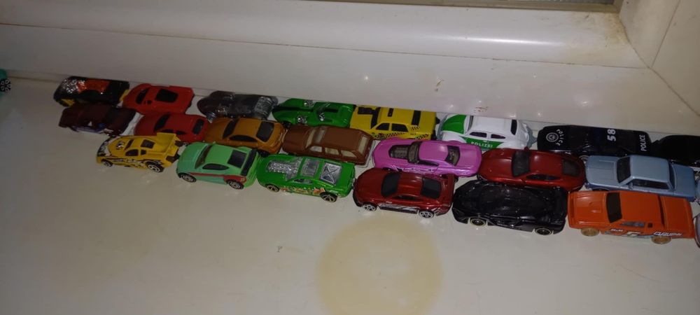 Продавам колекция от колички в нaмален размер.135 броя без драскотинка