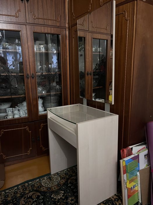 Бежевое трюмо с ящиком и зерклом, туалетный столик