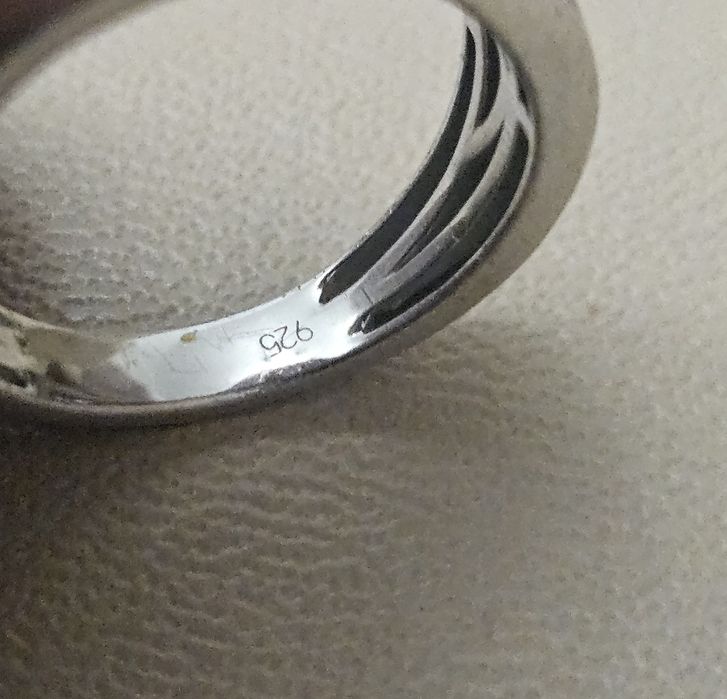 Сребърен пръстен с диаманти.