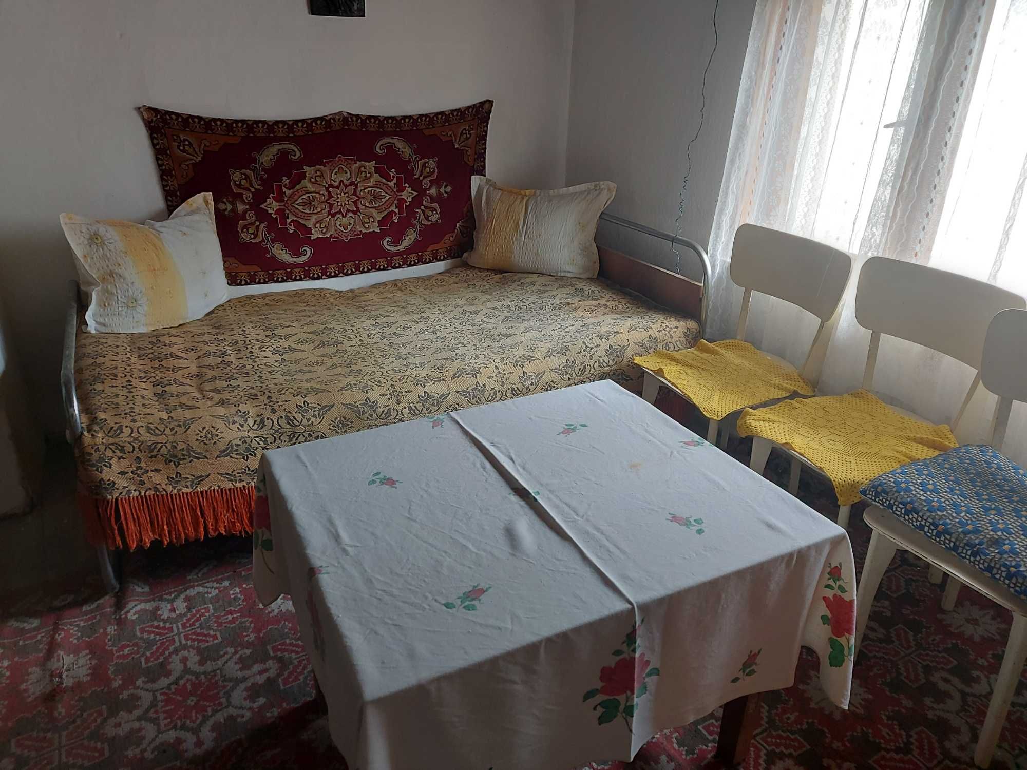 Двуетажна къща, 8 стаи, плевня, до река, 1. 7 дка двор