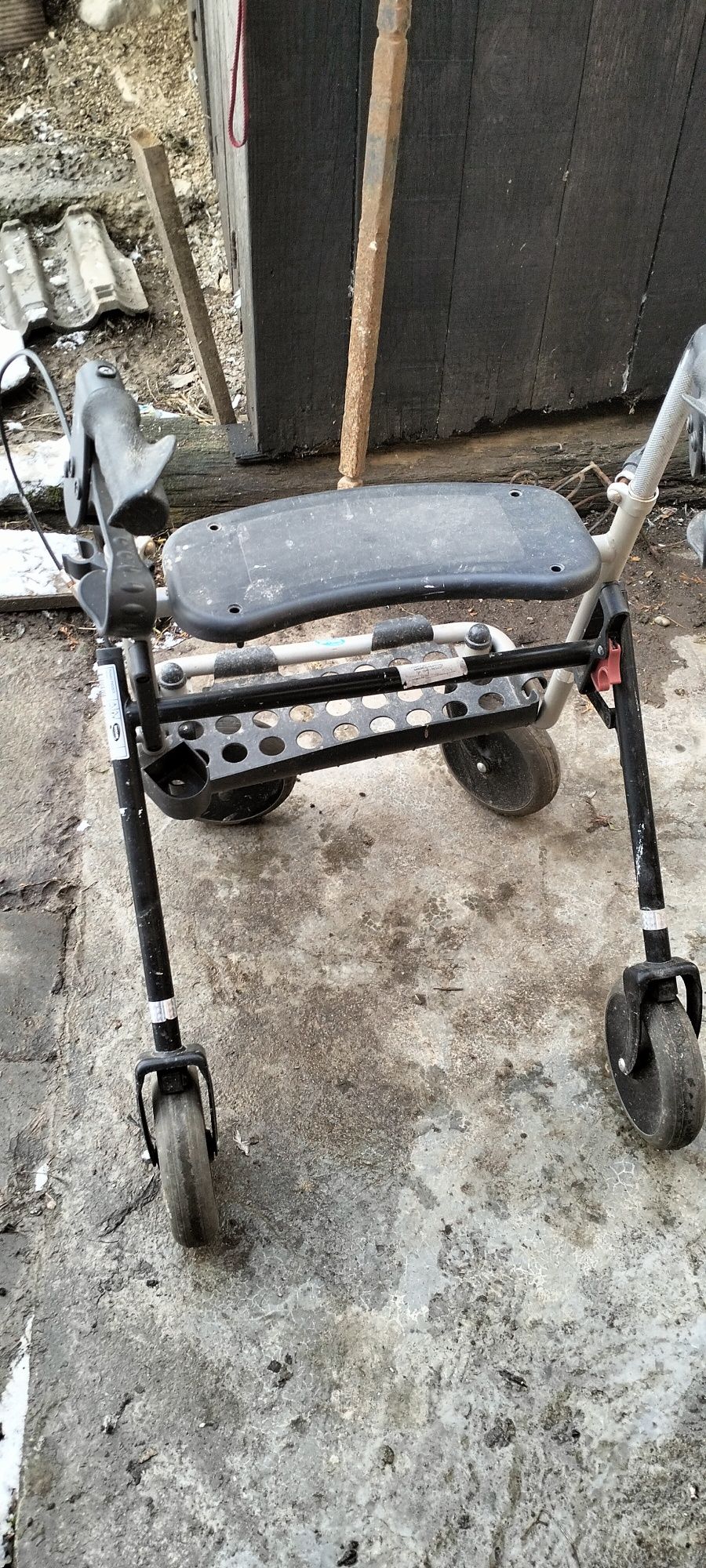 De vânzare cadru cu roti pt persoane cu dizabilitati