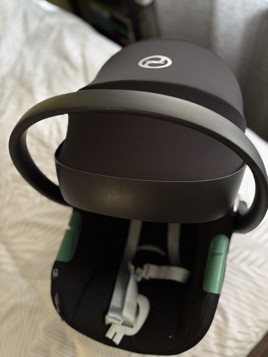 Vand scoica auto  Cybex cu insert nou nascut