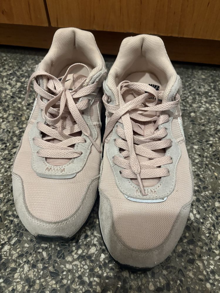 Дамски маратонки Nike