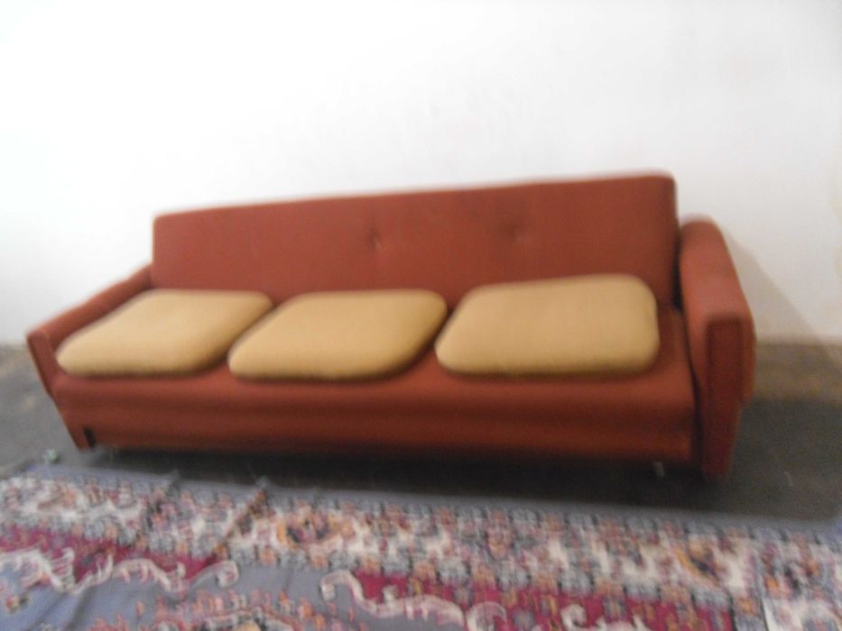 Спалня с четирикрилен гардероб и разтегателен диван