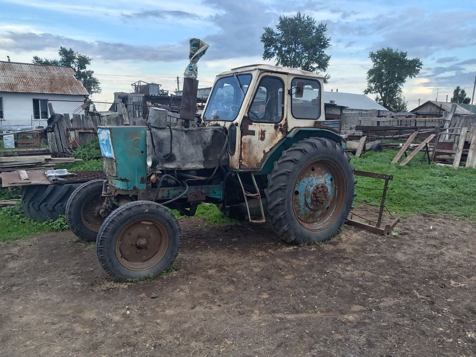 Продам трактор с оборудованием комплект.