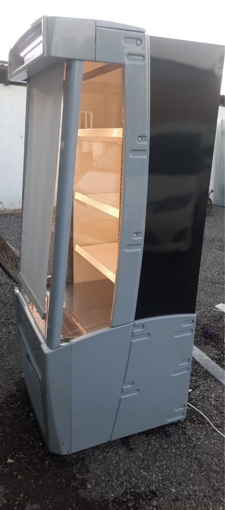 Продам витринный холодильник со шторкой