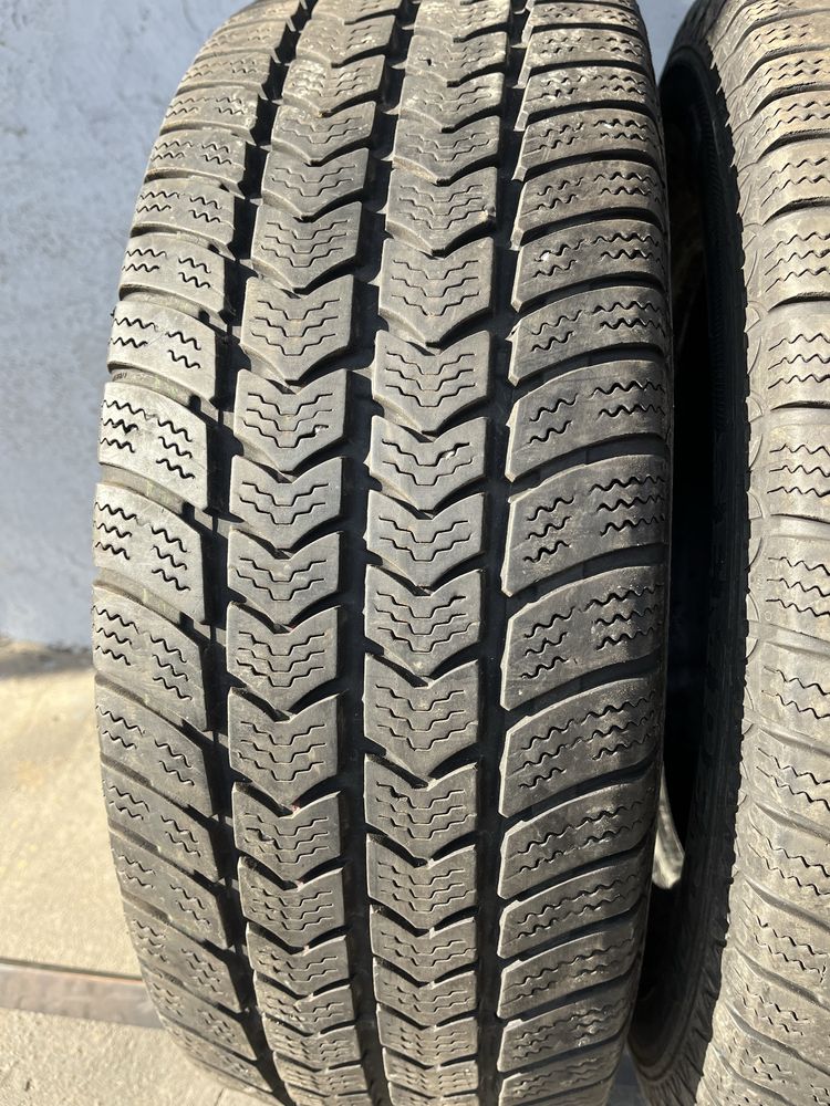 2 бр. зимни гуми за бус 215/65/16C Semperit 7 mm DOT 3018