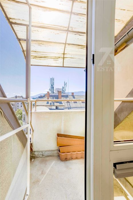 Продава просторен 4- стаен апартамент в ж. кв. Редута