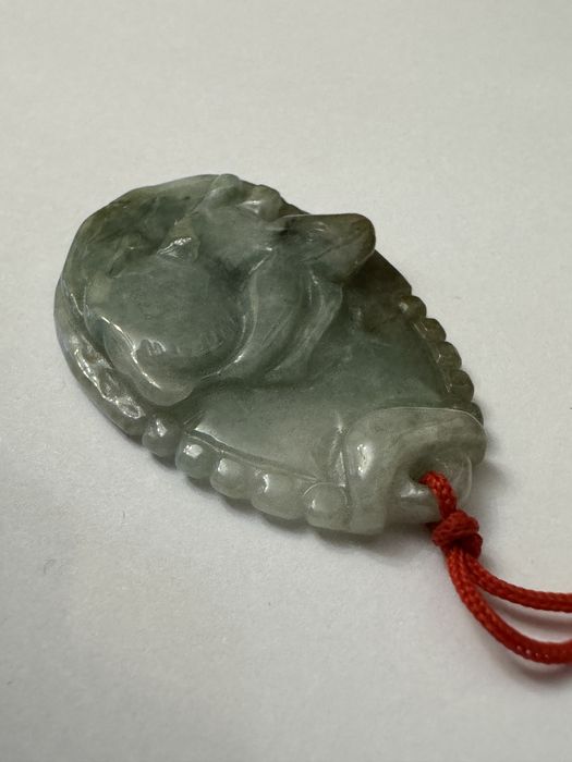 Pandantiv din Jad, sculptat.