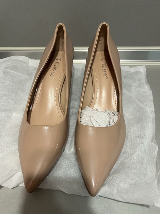 Елегантни бежови лачени обувки