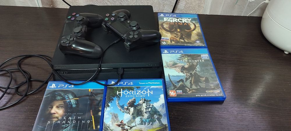 Продам PS 4 в хорошем состоянии
