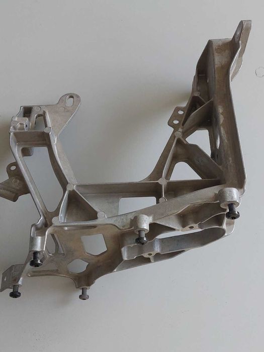 W205, Рамка десен фар