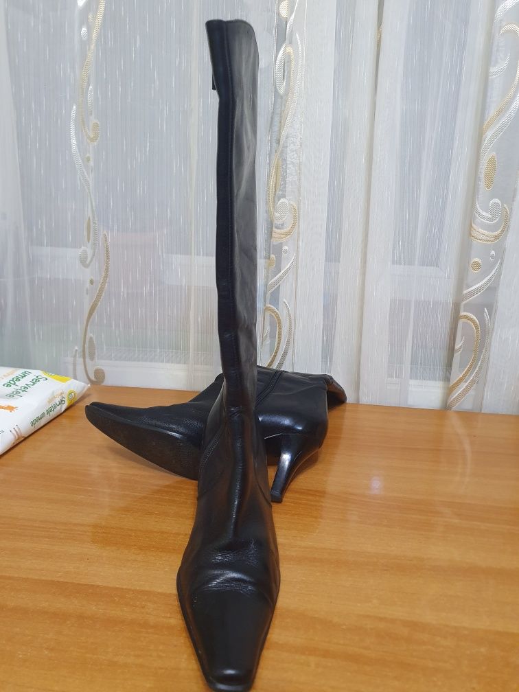 Cizme din piele naturala,culoare neagra,mărimea 37, toc 5cm,arata impe