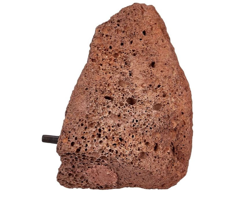 Естествен дифузер вулканичен камък,който снабдява аквариума с въздух