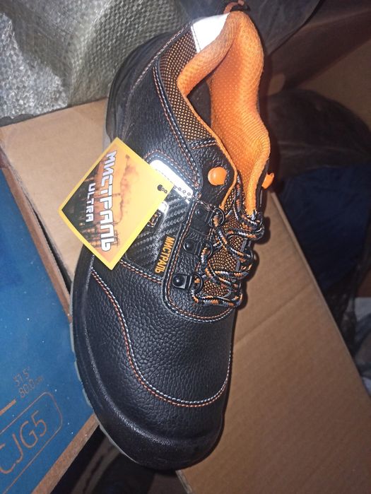 Обувь с железным носком