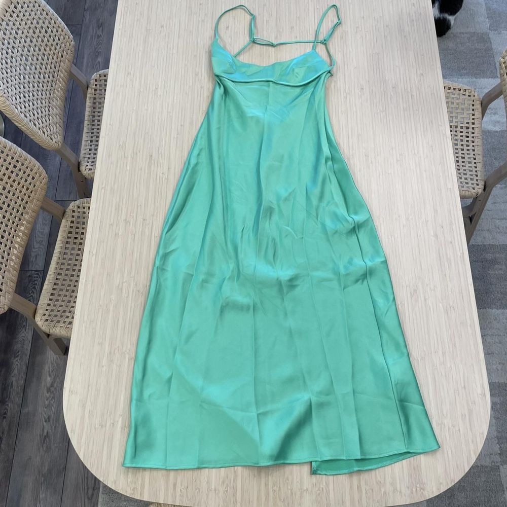 Rochie verde midi /lunga deasupra gleznelor spatele gol Zara Mărimea S