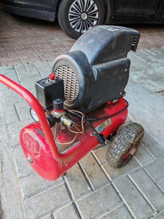 Compresor 24 litri funcțional.