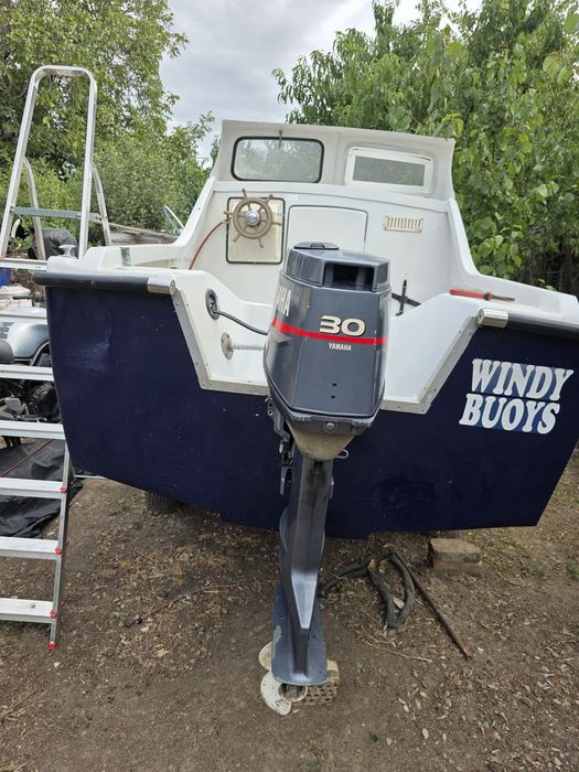 Barca cabinata cu  motor de vanzare