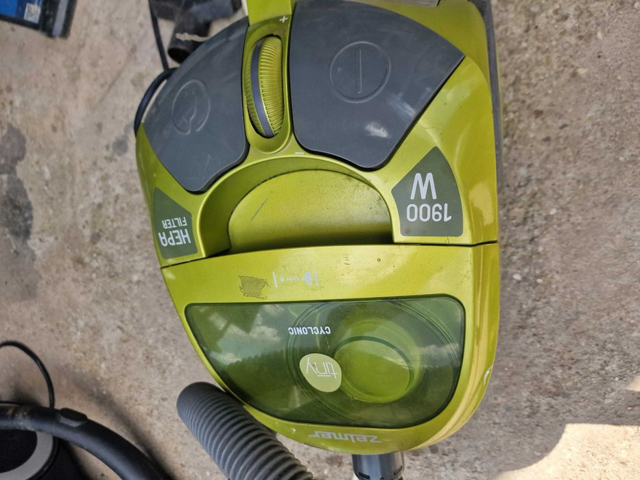 Aspiratoare in stare perfecta de functionare cu recipient si filtru