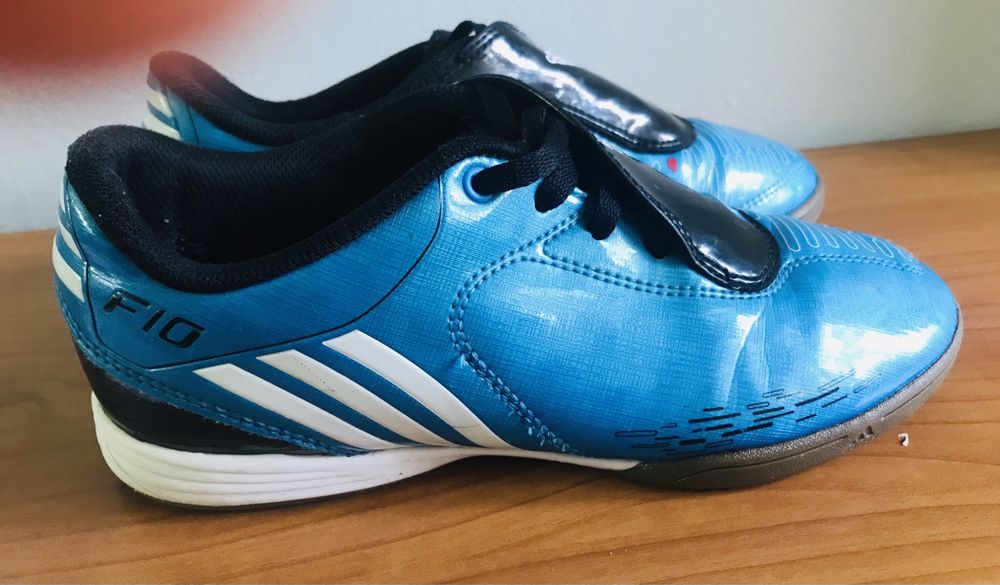 Детски футболни обувки за зала ADIDAS F10 - 36 номер