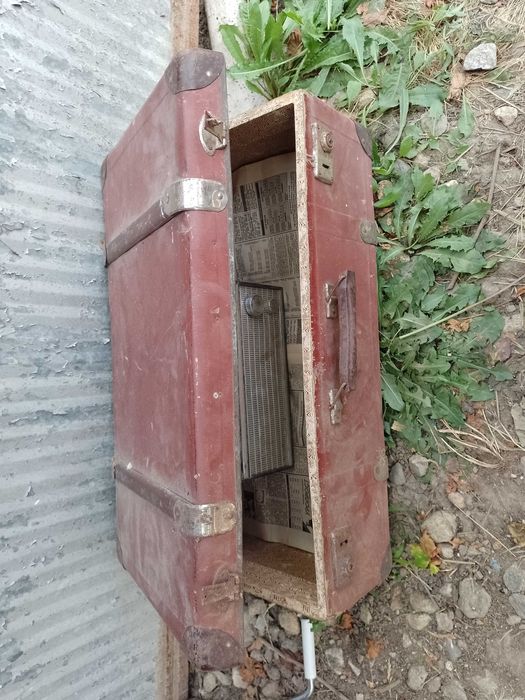 Продавам стар куфар и радио