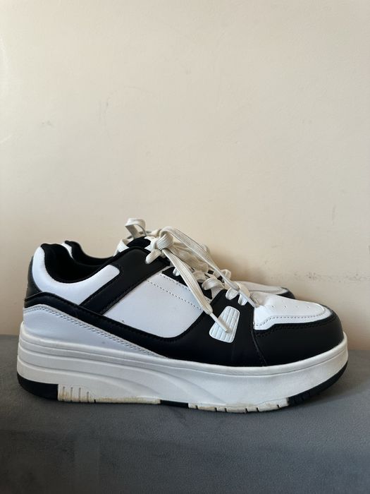 Маратонки с ролкови кънки