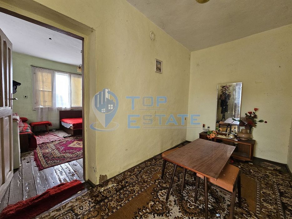 Тухлена къща с вътрешна тоалетна и голям двор в село Драгомирово, общ