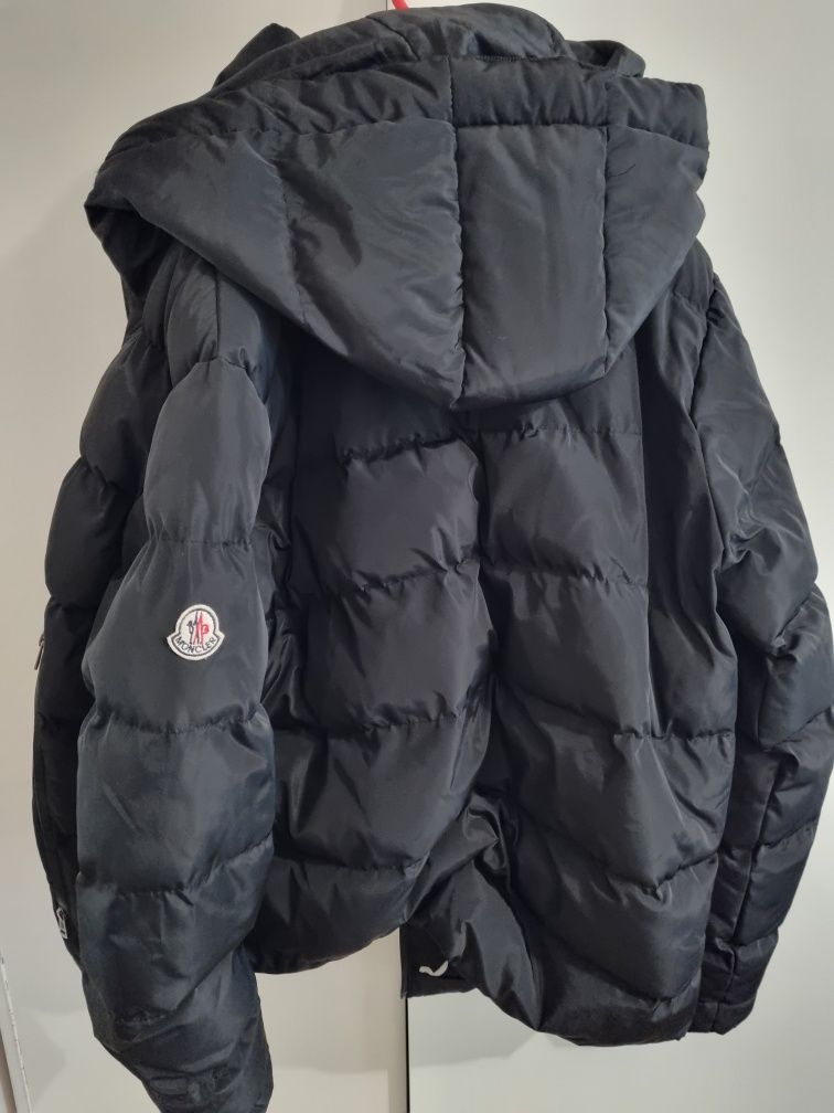 Geaca Moncler aproape noua