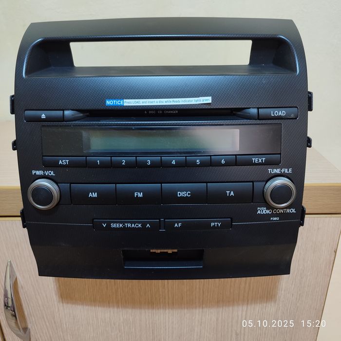 Автомагнитола, ламинат, микрофоны.