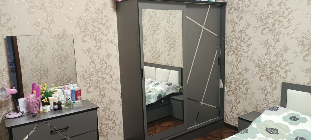 Спальный гарнитур сотилади.