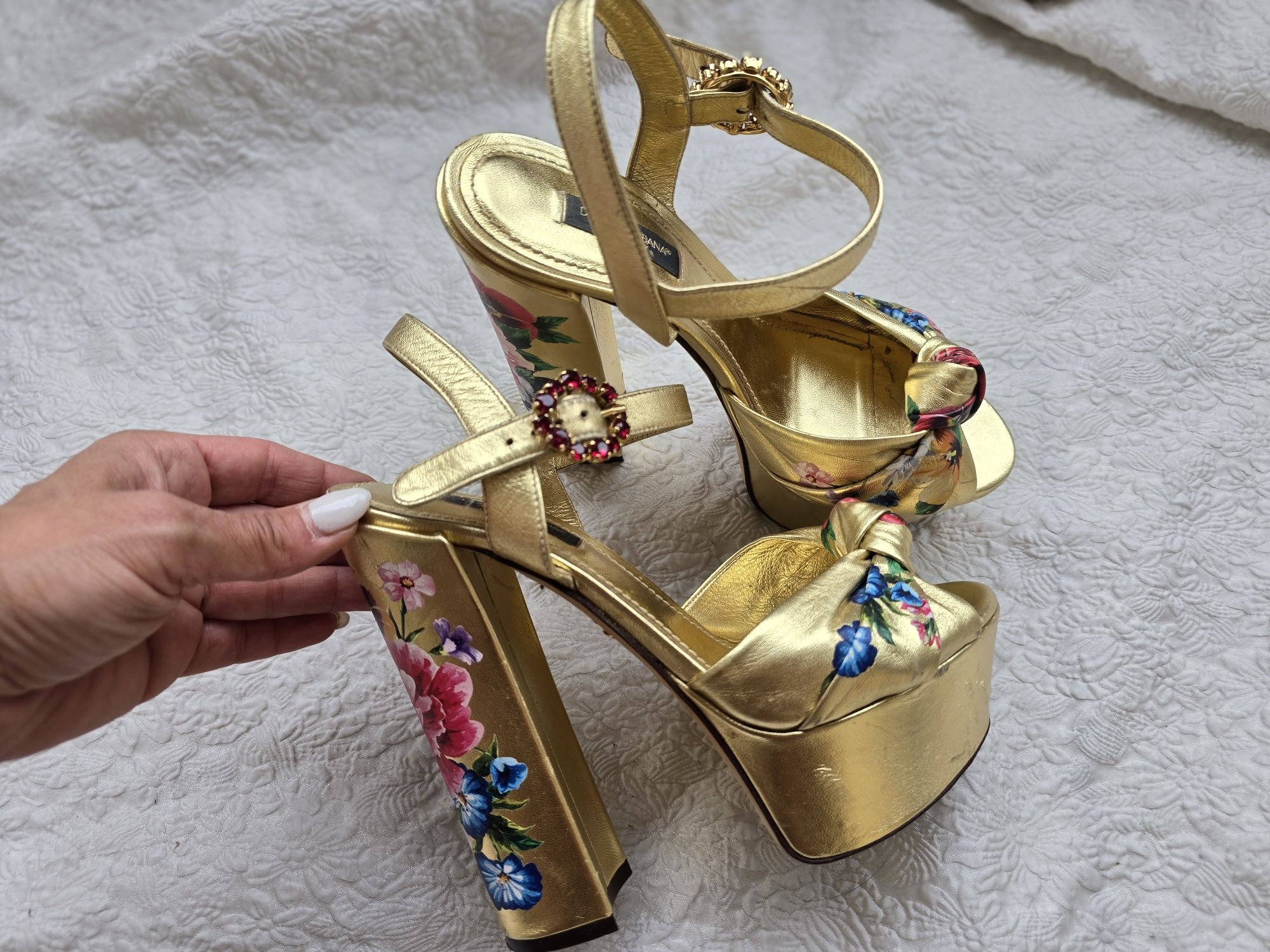 Дамски златисти оригинални сандали Dolce&Gabanna