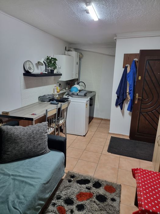Închiriez camera cu tot necesarul de locuit