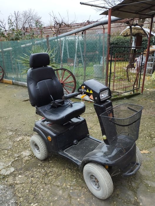 Скутер за трудно подвижни хора или инвалиди (четириколка)