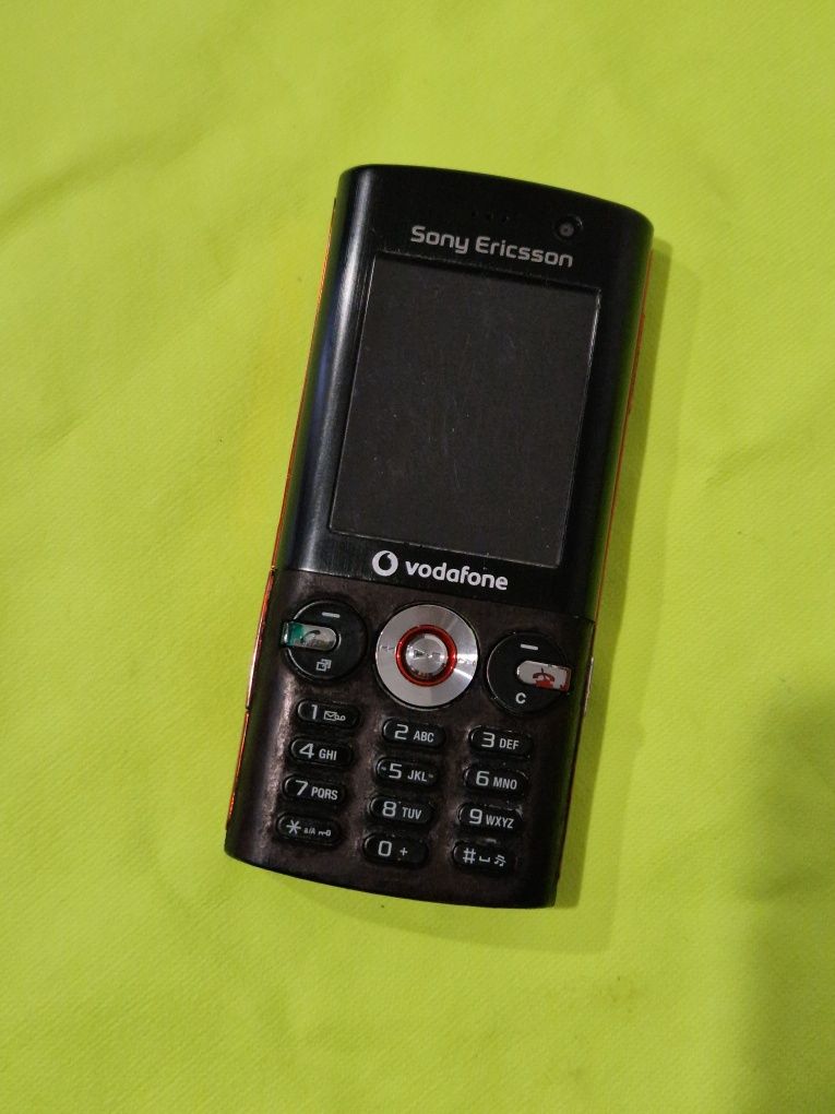 Super telefon cu butoane cu incarcator se Sony Ericsson original