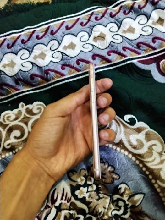 Iphone 8 rangi Goldd