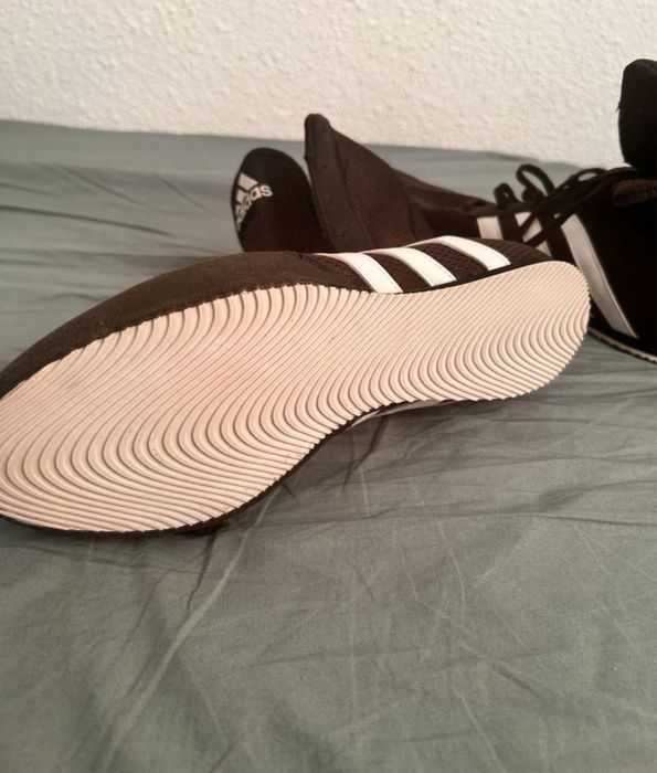 Vând ghete de box Adidas negre – mărimea 41 (ca noi)