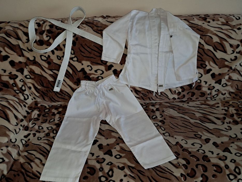 Kimono NOU de firmă KWON,calitativ,impecabil/6-7 ani