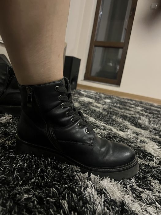 Черни спортни боти