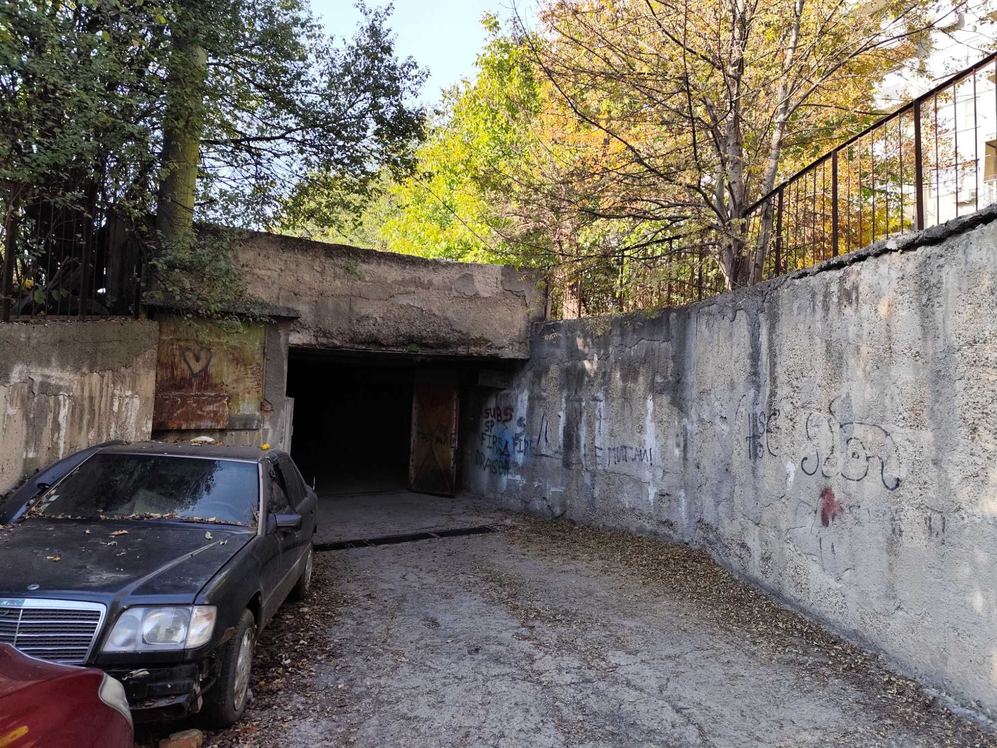 Широк ГАРАЖ МЛАДОСТ 1, срещу пицария "Ветрило"