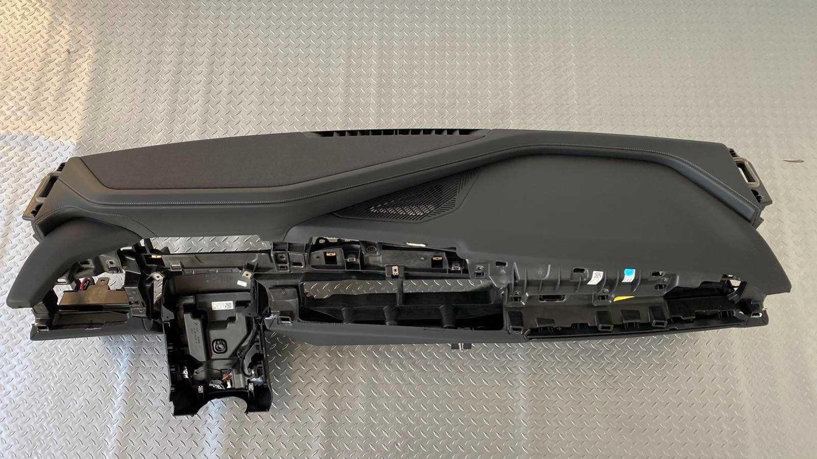 Като Ново Табло BMW 7 i7 G70 Черно със сив шев