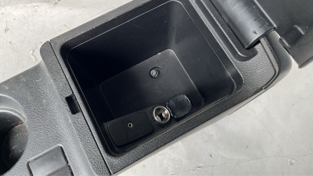 Средна конзола с жабка и къпхолдъри Subaru Impreza