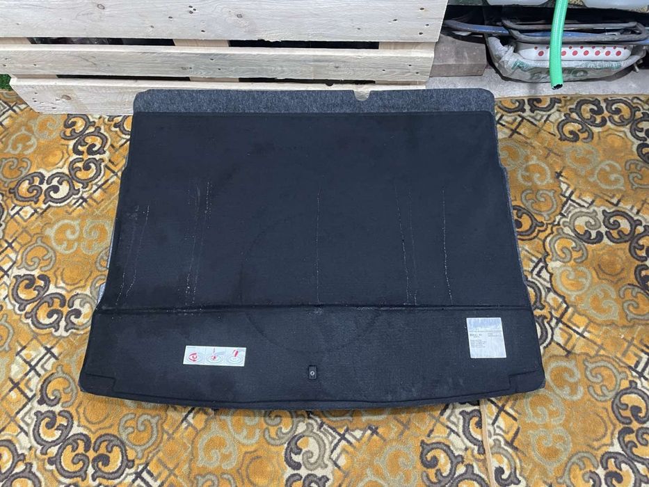 Продавам кора за багажник за Голф 5-6.