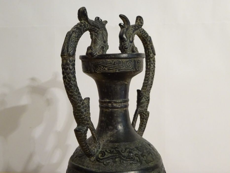 Vas vechi din bronz, cu dragoni Chilong, China