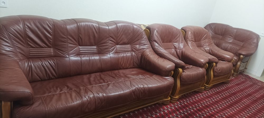 Мягкая мебель. Диван кровать+2 кресла+диванчик. Кожа+дерево.