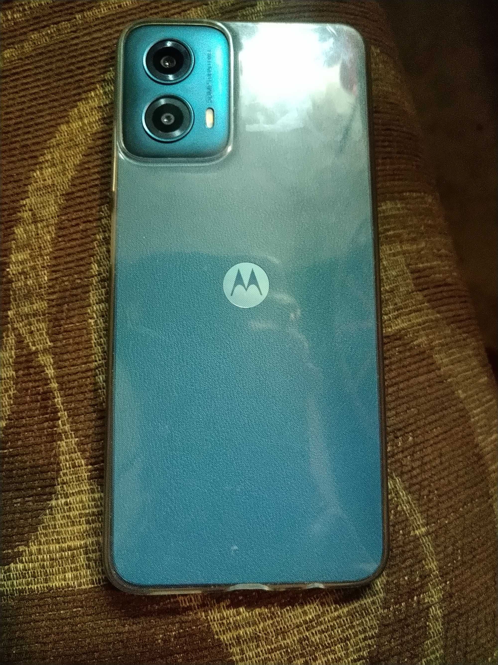 Motorola g34 с кутия и зарядно и гаранция още 1г и 7 месеца