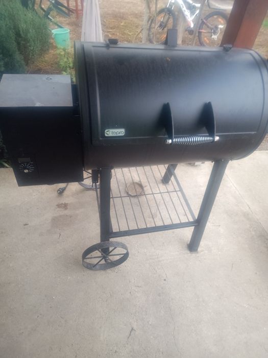 Vând smoker pe peleți