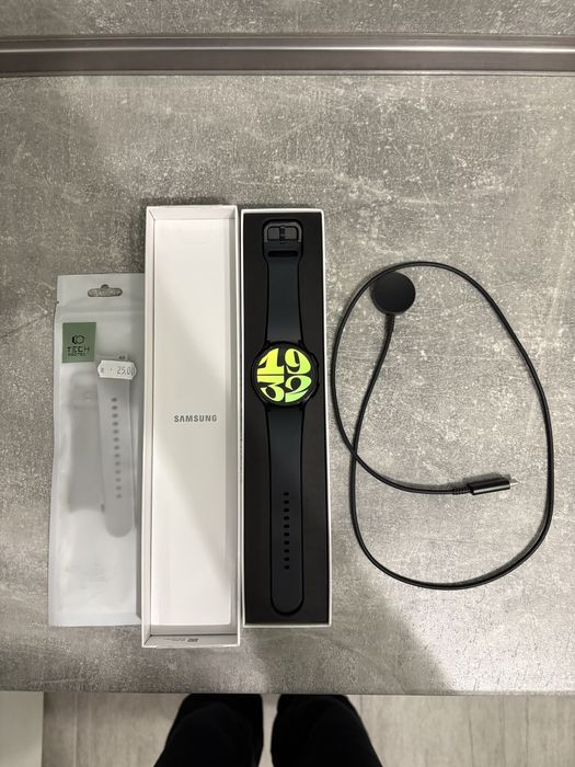 Смарт часовник Samsung galaxy watch 6 44mm + сива каишка